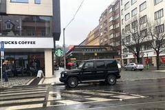 Martin Nejedlý v době, kdy podle expertů měl být v izolaci, opět brázdil ve svém černém mercedesu Prahu