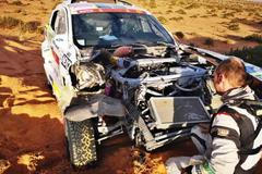 Poškozený Ford Tomáše Ouředníčka v šesté etapě Rallye Dakar 2020