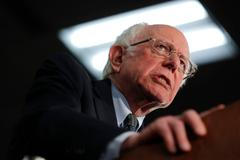 Bernie Sanders na volebním shromáždění v Iowě