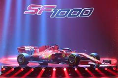 Monopost formule 1 Ferrari SF 1000 pro sezonu 2020 při prezentaci v divadle v městě Reggio Emilia