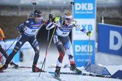 Markéta Davidová (14) a Lisa Vittozziová v závodě s hromadným startem v rámci SP v Novém Městě na Moravě