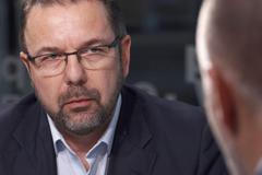 Ministerstvo v pasti: Je závislé na firmě, které platí stamiliony ročně, říká Károly