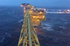 Ropná plošina v bouři.