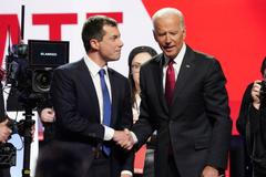 Pete Buttigieg a Joe Biden při jedné z prezidentských debat v roce 2019.