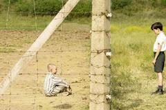 Chlapec v pruhovaném pyžamu