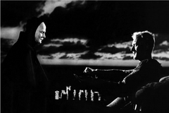 Ve slavné scéně z Bergmanovy Sedmé pečetě hraje Max von Sydow šachy se smrtí