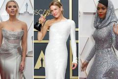 Scarlett Johanson jako něžná bohyně. Volba šatů na Oscary se povedla i Reneé nebo Margot