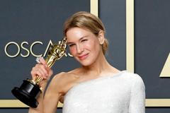 Oscara má Renée Zellwegerová, Joaquin Phoenix a film Parazit. První sošku za herectví má i Brad Pitt