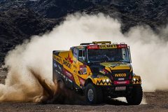 Češi na Dakaru proklínají prach. Pro Macíkův kamion to skončilo leteckým dnem