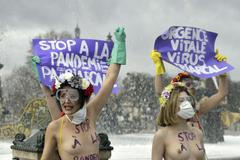 Roušky proti pandemii patriarchátu. Polonahé aktivistky protestovaly v Paříži