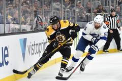 NHL 2019/20, Boston - Tampa Bay: David Pastrňák v souboji s Braydonem Coburnem