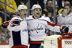 NHL 2019/20, Pittsburgh - Washington: Nic Dowd (vlevo) a Garnet Hathaway oslavují gól Washingtonu
