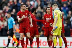Premier League 2019/20, Liverpool - Bournemouth: Domácí James Milner se spoluhráči oslavují výhru 2:1