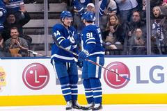 NHL 2019/20, Toronto Maple Leafs - Anaheim Ducks: Auston Matthews (34) a John Tavares (91) oslavují gól Toronta