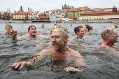 Tříkrálová plavba otužilců pod Karlovým mostem