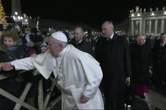 Papež ztratil trpělivost a plácl dychtivou ženu v davu přes ruku