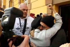 Tomáš Řepka opouští za doprovodu Kateřiny Kristelové věznici Bory