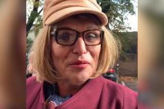 Pohlreich si dámské šaty vyloženě užívá. Červenou řepu doporučuje na rty i vaginální mykózu