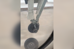 Cestující natočil ztrátu kola z podvozku letadla