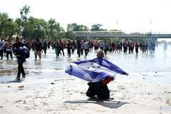 Karavana migrantů z Hondurasu na hranici mezi Guatemalou a Mexikem.