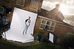 Portrét fotbalového brankáře Petra Čecha z výstavy fotografa Tomáše Třeštíka Bradu trošku níž.