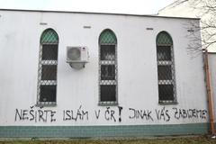 Posprejovaná mešita v Brně