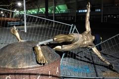 Poničená socha Zlatana Ibrahimovice