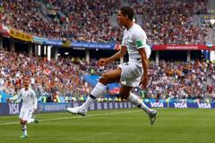 Raphael Varane slaví gól v zápase Uruguay -- Francie na MS 2018