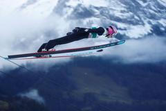 Český skokan na lyžích Roman Koudelka na můstku v Engelbergu