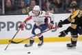 NHL 2019/20, Boston - Washington: Jakub Vrána uniká Urhovi Vaakanainenovi