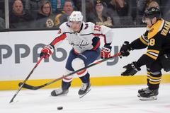 NHL 2019/20, Boston - Washington: Jakub Vrána uniká Urhovi Vaakanainenovi