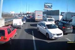 Řidič jel záchranářskou uličkou v protisměru. Hasiči ho hned nahlásili policii