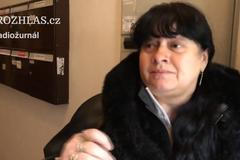 Žena prodává roušky za pět tisíc. Za peníze si prý nechá vykastrovat kočky