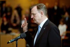 Durynský premiér Bodo Ramelow skládá přísahu.