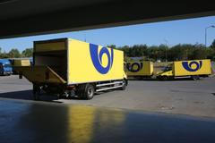 Hamáček v třídícím centru České pošty