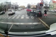 Dopravní nehoda v Ostravě: Ženu zachránil semafor