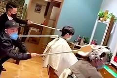 Kadeřníkem na dálku. Čínští holiči pečují o své zákazníky na metr daleko