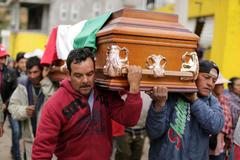 Pohřeb mexického aktivisty Homera Gómeze.