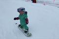 Roční snowboardistka. Sotva umí chodit, ale prkno zvládá s přehledem
