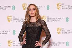 Nejodvážnější model na červený koberec BAFTA vynesla dcera Johnnyho Deppa