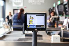 Prodejna Lidl - ilustrační foto, prodavačka, prodej, zboží, zaměstnanec, práce