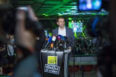 ŽIVĚ: Ficův propad, triumf slaví hnutí Obyčejní lidé. Sledujte speciál DVTV