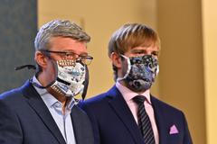 Foto / Covid-19 / Karel Havlíček / Adam Vojtěch / Rouška / Vláda ČR