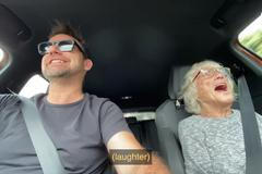 Šlápni na to. Stařenku s Alzheimerem mimořádně těší rychlá jízda autem