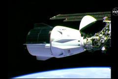 Raketa Falcon 9 vynesla loď Dragon do vesmíru. Astronauti úspěšně přistáli na ISS