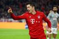 Robert Lewandowski slaví branku v síti Olympiakosu