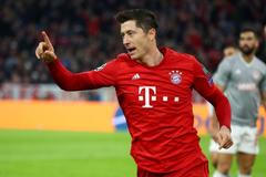 Robert Lewandowski slaví branku v síti Olympiakosu