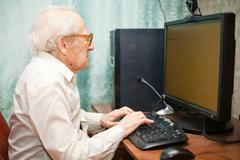 dezinformace fake news internet senior ilustrační