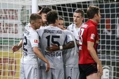 Hráči Bayeru Leverkusen slaví gól v duelu ve Freiburgu