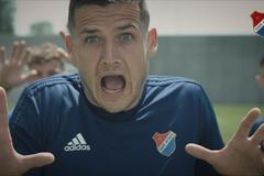 Fotbalisté Baníku Ostrava se nechali zavřít do klece jako slepice